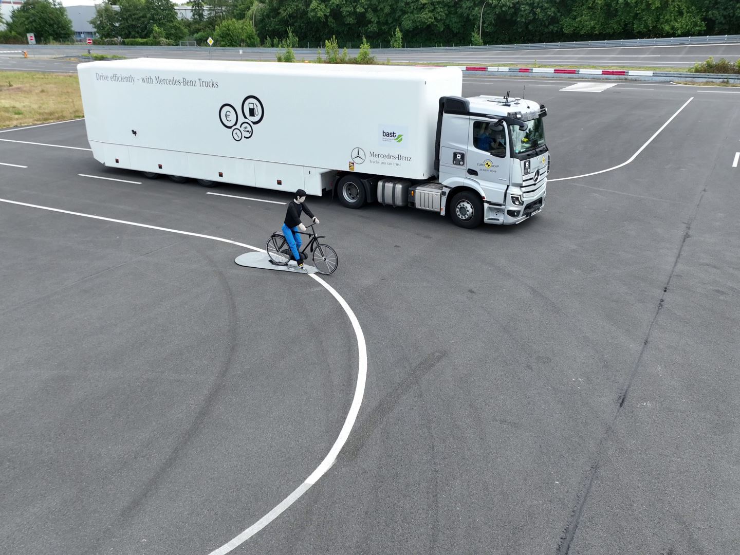 Mercedes Benz Actros F 4x2 tractor unit 2026 test picture