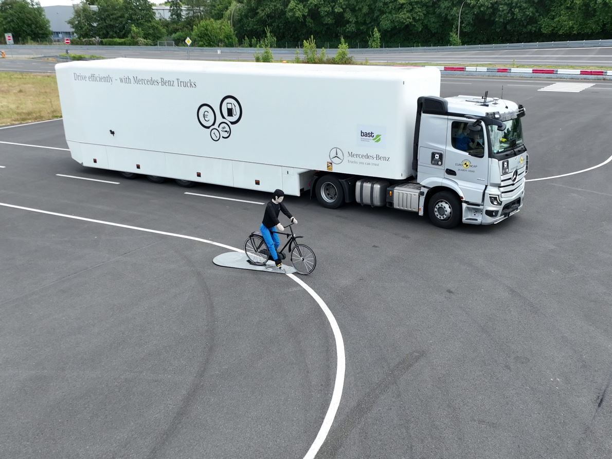 Mercedes Benz Actros F 4x2 tractor unit 2026 test picture