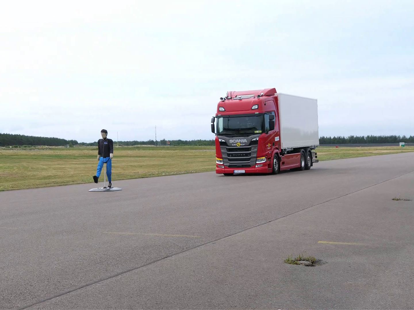 Scania R series 4x2 tractor unit 2026 test picture