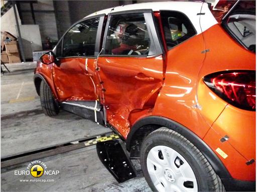 Renault CAPTUR - Side crash test 2013 - after crash