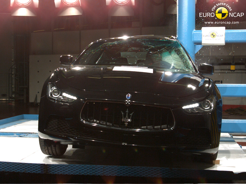 Maserati Ghibli - Pole crash test 2013 Maserati Ghibli - Pole crash test 2013