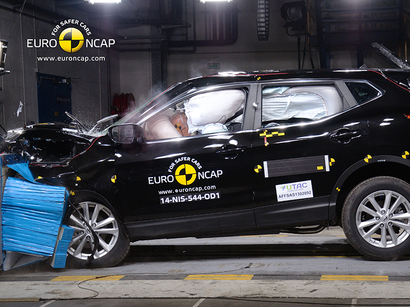 Nissan Qashqai - Frontal crash test 2014 Nissan Qashqai - Frontal crash test 2014