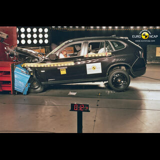 BMW X1 – Front crash test