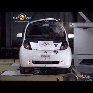 Mitsubishi i-MiEV – Pole crash test
