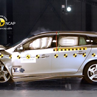 Volvo V60 – Front crash test