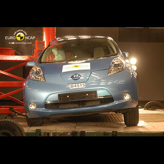 Nissan Leaf – Pole crash test