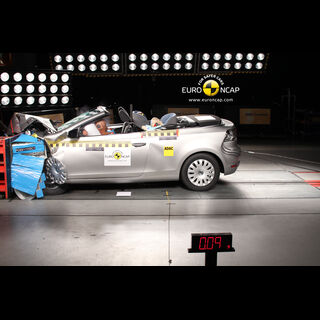VW Golf Cabriolet – Front crash test