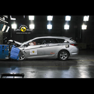 HYUNDAI i40 – Front crash test
