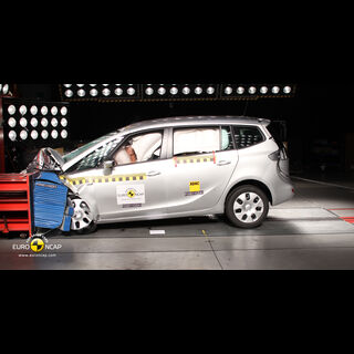 Opel Vauxhall Zafira  – Front crash test