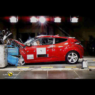 Hyundai Veloster – Front crash test