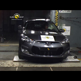 Hyundai Veloster – Pole crash test