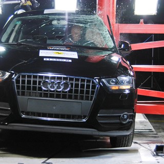 Audi Q3– Pole crash test