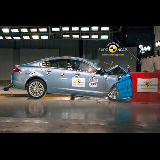 Jaguar XF – Front crash test