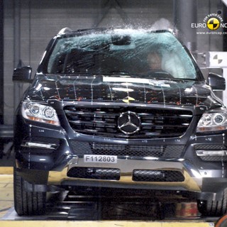 Mercedes-Benz M-Class – Pole crash test