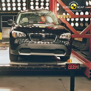 BMW X1 – Pole crash test