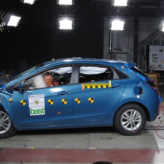 Hyundai i30– Front crash test