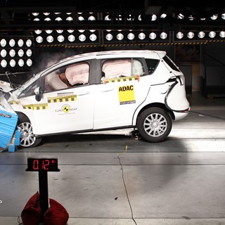 Ford B MAX – Front crash test