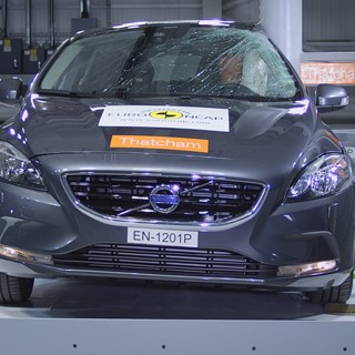 Volvo V40 – Pole crash test