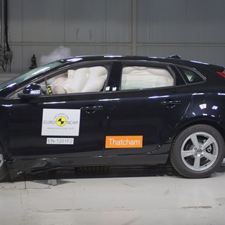 Volvo V40 – Front crash test