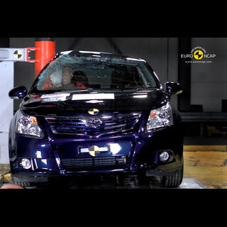 Toyota Avensis 2009  -  Pole crash test 2009