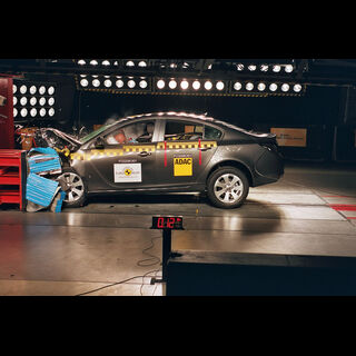 Opel Insignia 2009 - Frontal crash test 2009