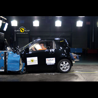 Toyota iQ 2009 - Frontal crash test 2009