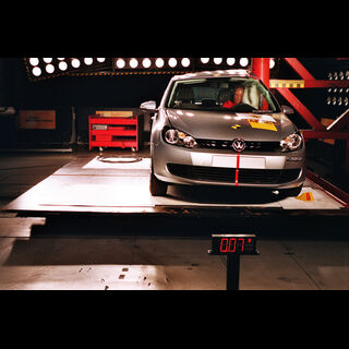 VW Golf - Pole crash test 2009