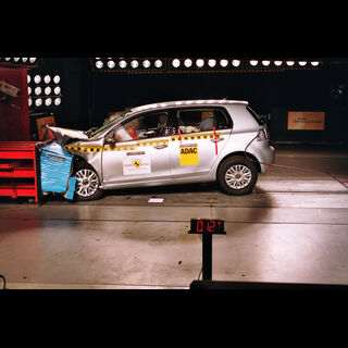 VW Golf - Frontal crash test 2009