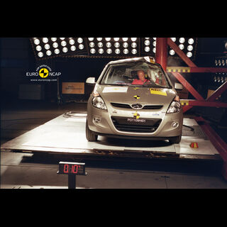 HYUNDAI I20 - Pole crash test 2009