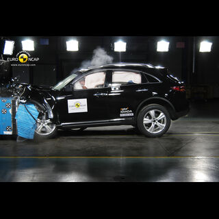 Infiniti FX  - Frontal crash test 2009