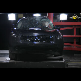 Infiniti FX   -  Pole crash test 2009