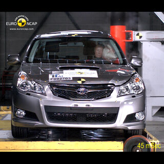 Subaru Legacy -  Pole crash test 2009