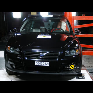 Volvo C30  -  Pole crash test 2009