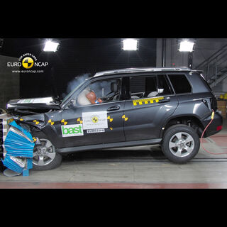 Mercedes GLK - Frontal crash test 2010