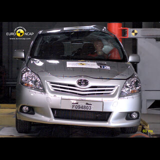 Toyota Verso  -  Pole crash test 2010