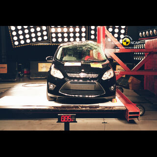 Ford C-Max  -  Pole crash test 2010