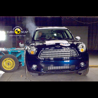 Mini Countryman - Side crash test 2010