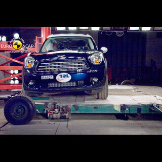 Mini Countryman   -  Pole crash test 2010