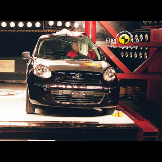 Nissan Micra -  Pole crash test 2010