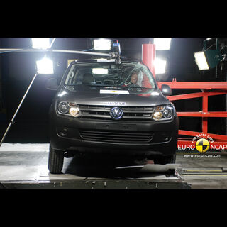 VW Amarok  -  Pole crash test 2010