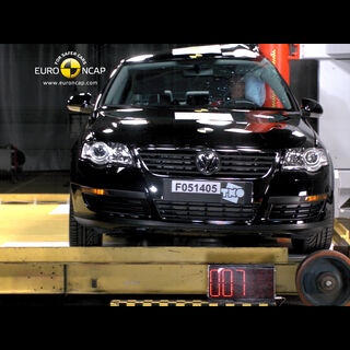 VW Passat -  Pole crash test 2010