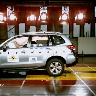 Subaru Forester Frontal crash test 2012