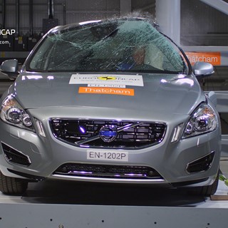 Volvo V60 Plug-In Hybrid Pole crash test 2012