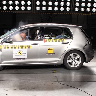 VW Golf  Frontal crash test 2012