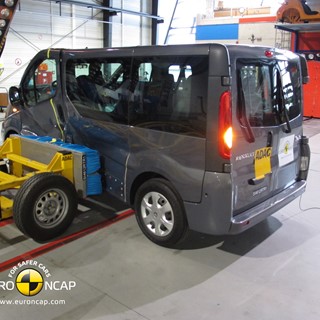 Renault Trafic Side crash test 2012