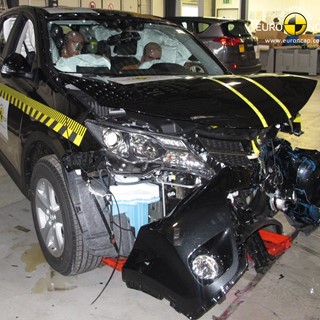 Toyota RAV4 - Frontal crash test 2013 - after crash