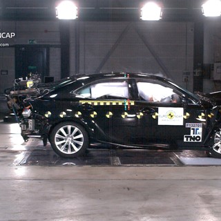 Lexus IS 300h - Frontal crash test 2013