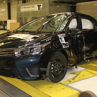 Toyota Corolla - Pole crash test 2013