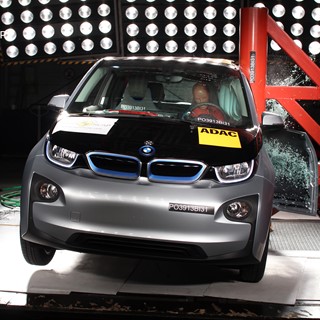 BMW i3 - Pole crash test 2013