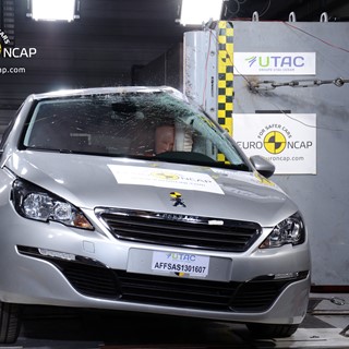 Peugeot 308 - Pole crash test 2013